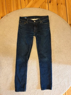 Acne Jeans - Säljer dessa Acne Jeans i färgen north indigo som är gjorda i Italien. De är i mycket bra skick, enda tecknet på användning är lite riktig snygga fades. De är i storlek W30 L32 och passar någon som är ca 175cm lång. Hör av er vid frågor eller funderingar.