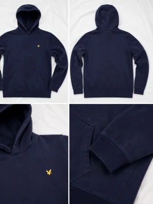 Mörkblå hoodie från Lyle & Scott - Snygg mörkblå hoodie från Lyle & Scott Junior med klassisk gul logga på bröstet. Hoodien har huva, känguruficka och ribbade muddar vid ärmslut och nederkant. Perfekt för en avslappnad och stilren look.