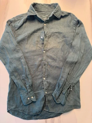 Massimo Dutti Linneskjorta  - En  mörkgrön Massimo Dutti skjorta i storlek S. Perfekt nu inför sommarn. Kom vid intresse!🤗