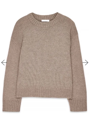 Beige stickad tröja - En stilren beige stickad tröja med rund halsringning och långa ärmar. Tröjan har ribbade muddar vid ärmslut och nederkant, samt en avslappnad passform. Knappt använd och säljer pågrund av att den är för liten 