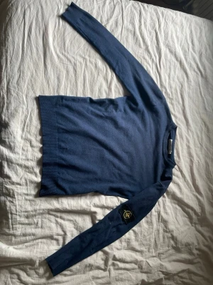 Stone Island tröja - Snygg stickad navyblue sweater från Stone Island. Tröjan har rund halsringning och är mer åt slimfit passform, så passar perfekt för dom som har M! (68 i längd o 53 tvärsöver bröstet).                                         Hör av er vid intresse o pris kan diskuteras✅ 