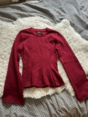 Vinröd tröja från Gina Tricot - Vinröd långärmad tröja från Gina Tricot med figurnära passform och lätt utsvängda ärmar.  Nypris 399,95kr. Jag skickar snabbt, som snabbast med instabox💓
