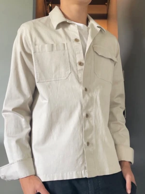 Beige overshirt - Overshirt från Casual Friday | Storlek S | Fint skick | Inga defekter | Modellen är 178cm och 63kg | Bara att höra av dig vid funderingar👑