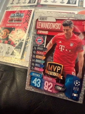 Match Attax fotbollssamlarkort Lewandowski - Unikt Match Attax samlarkort med Robert Lewandowski från Bayern München, MVP 2019/20. Kortet har färgstark design med statistik och klubbmärke. Perfekt för dig som gillar fotboll och samlar på sportkort.