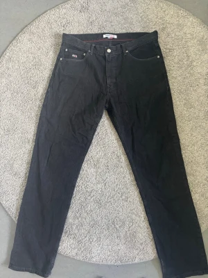 Svarta jeans från Tommy Hilfiger - Tommy hilllfiger jeans i bra skick! 