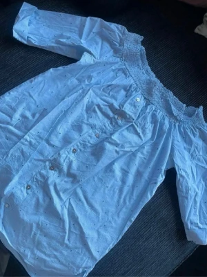 Somrig blus  - Jättefin sommarblus från River Island som är perfekt för sommaren❤️Inga skador eller fläckar❤️i väldigt fint skick❤️