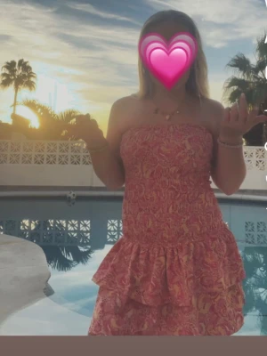 Gullig klänning💞 - Säljer en gullig miniklänning från Gina tricot, i storleken xs. 💕Använd några gånger 💘 
