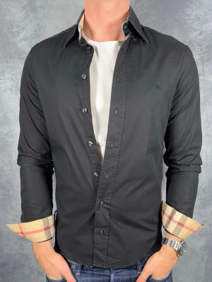 Burberry skjorta - Storlek: S || Skick: Mycket bra|| Nypris: Ca 5000kr || Följ för liknande produkter 🌊🍾