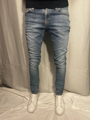 Nudie jeans - Säker ett par nudie jeans. Storlek W30 L32. Modellen på bilderna är va 185 o väger ca 70 kg. Skriv vid minsta fundering 