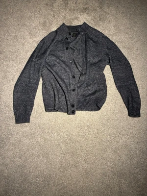 Massimo Dutti Cardigan  - Blå Massimo dutti cardigan i storlek L, den är rätt liten i storleken. Mycket bra skick inga defekter alls!