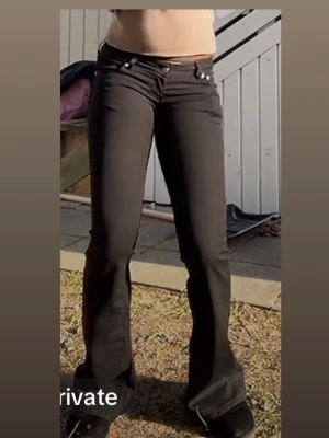 Lågmidjade Blaze jeans från Lager157🖤 - Svarta Blaze jeans från Lager 157 i storlek S (full length). Använda några gånger men fortfarande i fint skick 🖤 Säljer då de inte kommer till användning längre.