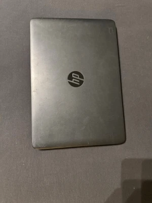  HP EliteBook 840 G2 (Laptop) - Batteriet har gjort sitt men finns att köpa ersättningsbatteri för runt 249kr online, självklart fungerar datorn felfritt med orginal strömadapter som medföljer! Även ett orginal HP tangentbord som drivs av USB medföljer då ”Caps-Lock” knappen har blivit intryckt vid något tillfälle så den sitter löst och måste tryckas in på ett speciellt sätt annars. Så tangentbordet på bilden medföljer utan extra kostnad!