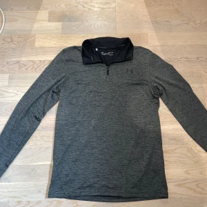 Under armour halfzip - Säljer min under armour halfzip, har inte använt den så många gånger så den är i bra skick. Storlek S men passar lite större.
