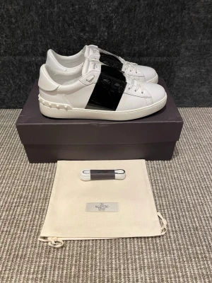 Valentino skor (nya) - Hej, säljer nu dessa svin snygga valentino skor. Skorna är i mycket bra skick!  Testade någon gång. Begränsat antal boxar och dustbag. Hör av dig vid frågor. 