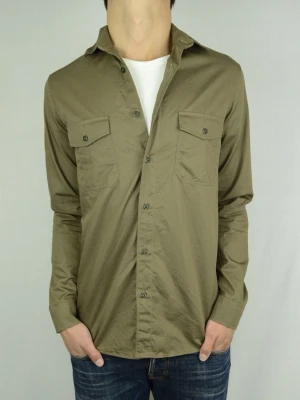 Massimo Dutti overshirt  - MASSIMO DUTTI TUNN OVERSHIRT Storlek : S Passform : Passar S/M Användning : Jackan är i ett väldigt fint skick utan defekter Nypris : Cirka 1200SEK Modellen på bilden : 182CM och väger 74KG