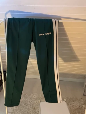 Palm angels L - Använda fåtal gånger , ÄNDA DEFEKTEN är att lappen bak vid rumpan håller på och lossna men inget som syns eller märks på avstånd!Köpta för 4999, mitt pris 2199