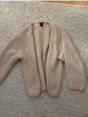 Beige fluffig kofta från Lindex  - Kofta storlek S