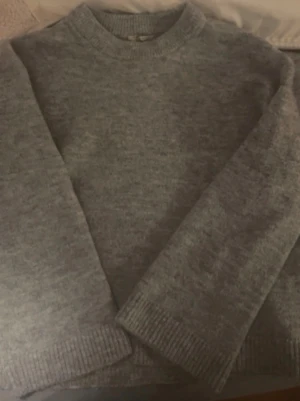 Grå stickad tröja från Gina Tricot - jättefin grå stickad tröja från gina🩷 storlek xs 