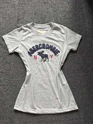 T-shirt  - Skit snygg 2000s T-shirt <3 storlek L men skulle själv säga S/M skriv vid frågor! 💋 