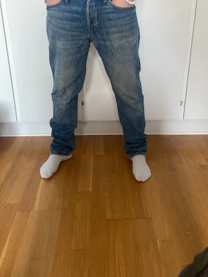 Blåa jeans från Jack and Jones  - Blåa jeans från Jack and Jones i storlek 32/34. Comfort Mike är modellen! Pris kan diskuteras vid snabb affär! 