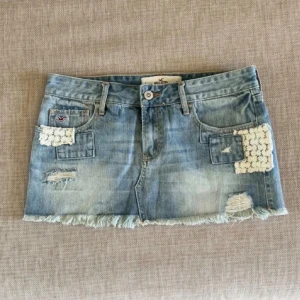 Ljusblå kort jeanskjol från Hollister - Så fin jeanskjol från Hollister, skulle säga att den är som en S ungefär. Ljusblå med slitningar och broderade lappar. Har gjort några stygn vid midjan men de är enkla att sprätta upp 💗(OBS de tre första bilderna är lånade, skriv om du vill ha fler bilder!)