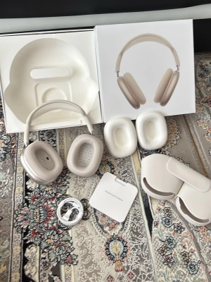 Apple AirPods Max starlight hörlurar - Snygga Apple AirPods Max i Starlight med mjuka öronkuddar i mesh-tyg och aluminiumkåpor. Over-ear design, justerbart huvudband i vitt och medföljande smart case och laddkabel. Grym ljudkvalitet och stilren look.