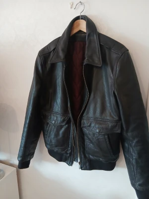 BLK DNM äkta skinnjacka bomber vintage svart - Äkta skinnjacka från BLK DNM i klassisk bombermodell. 100% läder med quiltat innerfoder. Vintage/streetwear stil och mycket snygg passform. Bra skick, alla dragkedjor fungerar. Perfekt för höst och vinter.