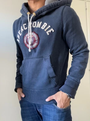 Vintage Abercrombie & Fitch Hoodie - Mycket snygg hoodie | Storlek S | Bra skick, se bilder, hål och fläckar på båda armarna | Modell 175cm, 68kg
