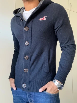 Vintage Hollister Stickad Cardigan - Mycket snygg stickad cardigan | Storlek M/S | Mycket bra skick | Längd≈66cm, bredd armhåla-armhåla ≈ 48cm | Modell 175cm, 68kg