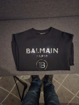 Svart Balmain Paris sweatshirt - Mycket fin äkta tröja från Balmain paris i nyskick. Testad nångång. Garanterar äkta, skicka tillbaka annars. 