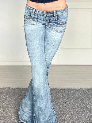 jeans  - Midjemått: 37cm rakt över, innerbenslängd: 79cm 💗