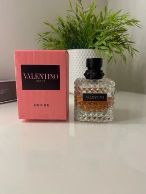 Valentino Donna Born In Roma parfym - Valentino Donna Born In Roma parfym. Hela flaskan är 100 ml, men det ser ut att finnas ungefär 50 ml kvar (se bilder för att göra en egen uppskattning).