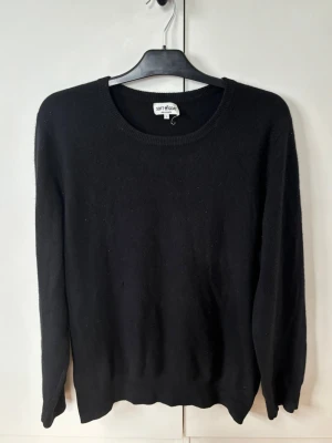 Soft goat 100% Kashmir tröja L - Superfin snygg elegant och stilren soft goat Kashmir tröja av högsta kvalite i storlek L. Inga hål eller fläckar som ny bortsett från lite nopprig vilket enkelt går att tas bort så superfin, utmärkt skick verkligen!