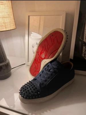 Christian Louboutin  - Tja säljer mina snygga Loubs för ett billigt pris då jag är tveksam på äktigheten, kom med pris förslag elelr frågor! Dom är knappast använda 
