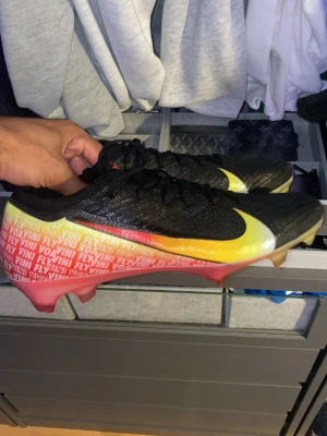 Vini fly Elite Nike mercurial - Snygga vini fly skor i FG dobbar. Skorna är Elite, högsta versionen. De har använts fåtal gånger till efter bilden, men i princip gott skick. Ingen box o påse, tappat bort. Fick från klubben ett tag sedan