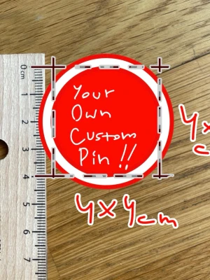 Custom pins / Badges / Egen designad rund pin 4x4 cm - Beställ en personlig rund pin med eget motiv, 4x4 cm stor. Perfekt för att visa din stil eller favoritbild. Exemplet visar en pin med en katt, men du kan välja vilket motiv du vill. Tillverkad i metall med tryckt bild på framsidan. CUSTOM PINS !! Custom pins on which you can decide how they will look (4x4 cm). Please keep in mind that the corners of your image will be cut off. I do discounts if you are doing multiple. Prices : 1 pin : 24 kr / 3 pins : 65 kr / 5 pins : 100 kr