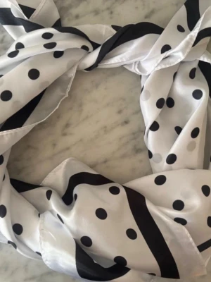 Polka dot scarf - Så fin polka dot scarf! 🍒 Styla till håret, halsen, väskan, som top eller kjol till stranden 🧡🌞  Helt ny! Mått 90x86cm  Köp gärna med bundle för rabatt 🌸