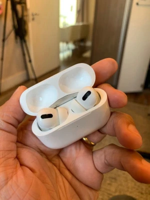 Apple AirPods Pro trådlösa hörlurar - Säljer ett par vita Apple AirPods Pro med laddningsetui. Är inte äkta, Hörlurarna har en stilren och kompakt design med silikonproppar för bra passform och brusreducering. Perfekta för musik, samtal och träning. Laddas enkelt i det medföljande etuiet.kommer inte med laddare 