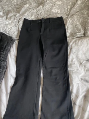 Kostymbyxor  - Kostymbyxa ifrån sisters point som jag skulle säga är låg / mid waist, se sista bild.  Storlek S.   Använda några få gånger så är i mycket gott skick. Nypris ca 700kr  Pris är diskuterbart!