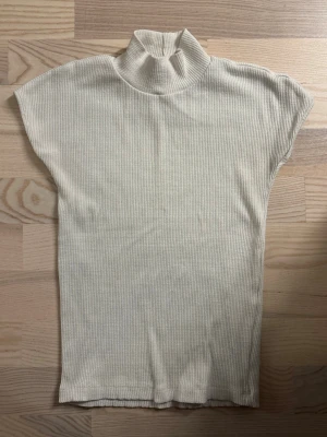 Vit ribbad polotopp - Snygg ribbad polotopp med korta ärmar och hög krage från ZARA, knappt använd.