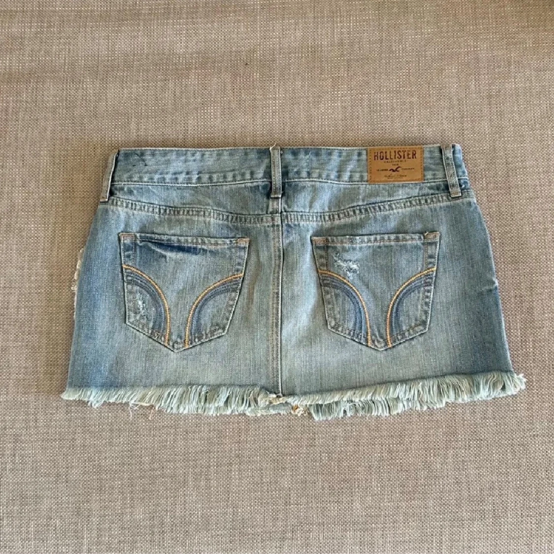Ljusblå kort jeanskjol från Hollister - 1