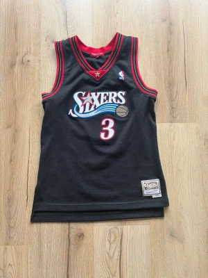 Allen Iverson Jersey - En svart Phila 76ers jersey med legenden Allen Iverson på ryggen. Väldigt sällsynt jersey då denna tog mig runt 4-5 månader att få tag på. Den passar dig som är runt 170-175.