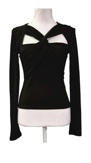Svart topp i storlek S. Nypris 299 kr - Svart topp TL Minou i storlek S. Fyrkantig urringning. Tajt modell. Omlottskärning fram. Dubbelt tyg fram. Glansigt tyg. Material 100 % polyester foder, 92 % polyester och 8 % elastan ytterdel. Midjebredd ca 30 cm och längd ca 51 cm. 957/59
