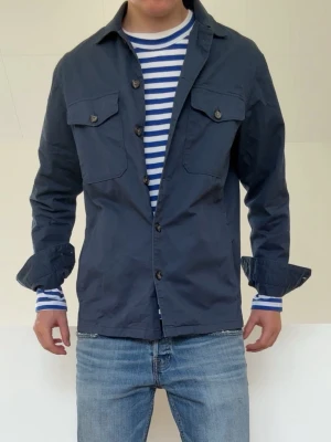 Mörkblå overhsirt - Mörkblå overshirt i strl M men sitter som en S. Mycket bra skick utan nåra defekter och hör gärna av er vid frågor elr funderingar!!