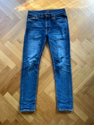 Blå Lean Dean Nudie Jeans - Säljer ett par blå jeans från Nudie Jeans med storleken W29 L32. Modellen är Lean Dean och skicket är mycket bra då jag köpte dessa i november. Hör av dig vid minsta fundering!