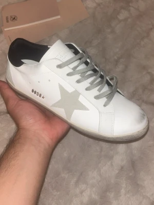 Golden Goose Superstar  - Säljer mina äkta Golden Goose då jag vill skaffa andra model , dom är nästan helt nya har ba haft på mig 2-3 gånger bara. Kan säljas billigare om dom köps idag! då jag har hittat andra skor som jag vill köpa 😊
