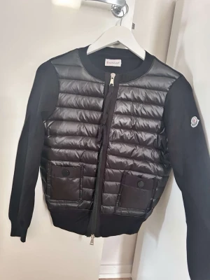 Moncler cardigan  - Nyskick moncler jacka/cardigan, jacka till dam. I storlek 1, passar dig som har XS/S. QR kod och NFC Scan funkar som den ska. Skickar med dust bag som jackan kan förvaras i. 
