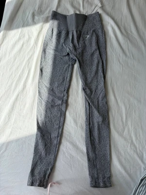 Grå sömlösa tights från Gymshark - Snygga grå sömlösa tights från Gymshark med hög midja och diskret mönster. 