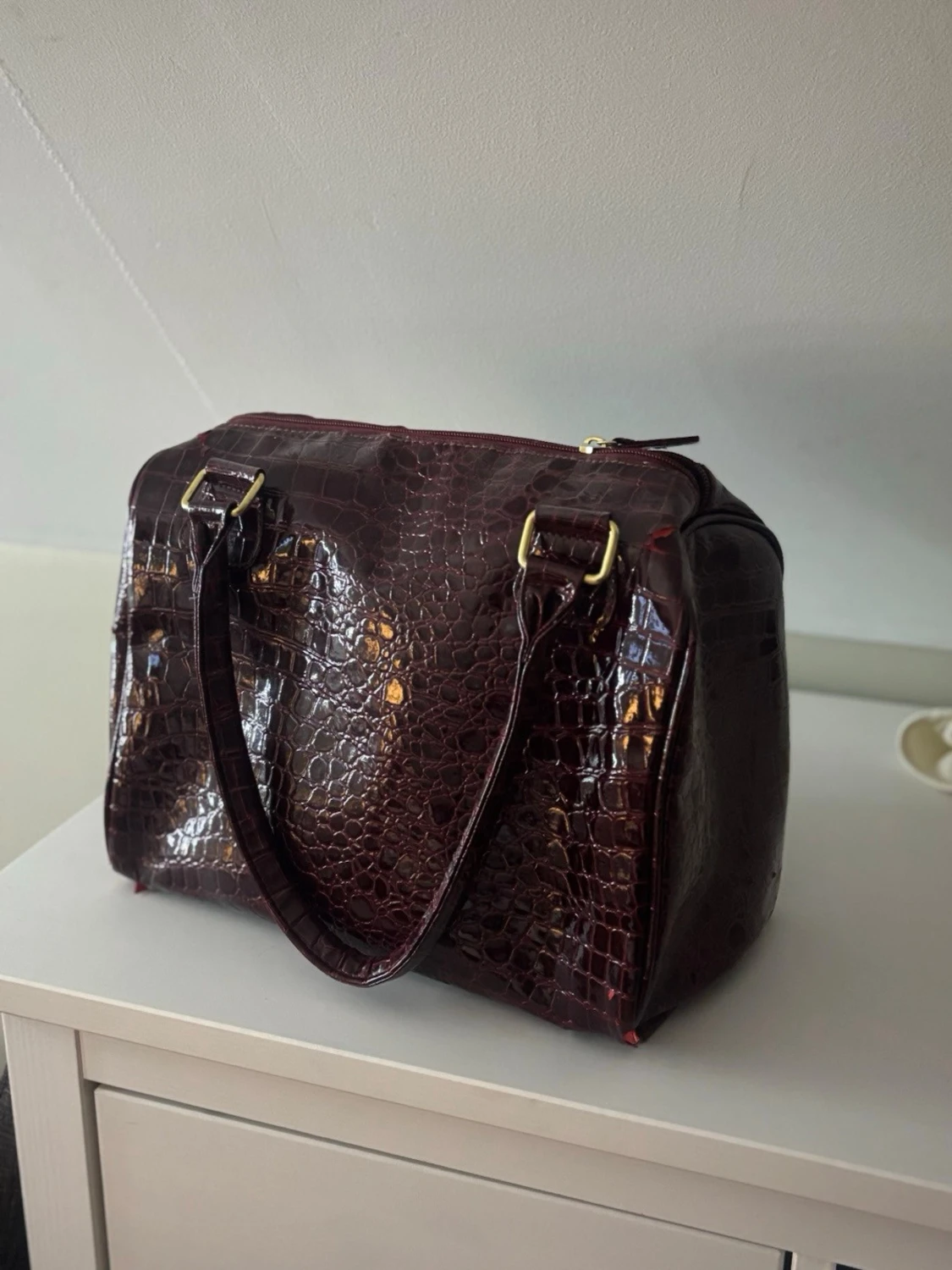 Vinröd handväska i krokopräglat skinn - 3