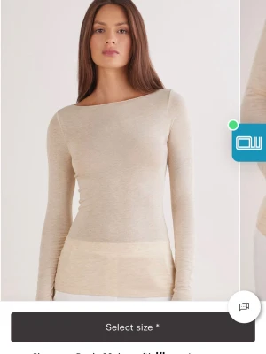 Beige intimissimi - Säljer min intimissimi tröja eftersom den aldrig används längre, köpt 2024 och har knappt använd på över 1 år. Väldigt bra kvalitet ( inga defekter )❣️